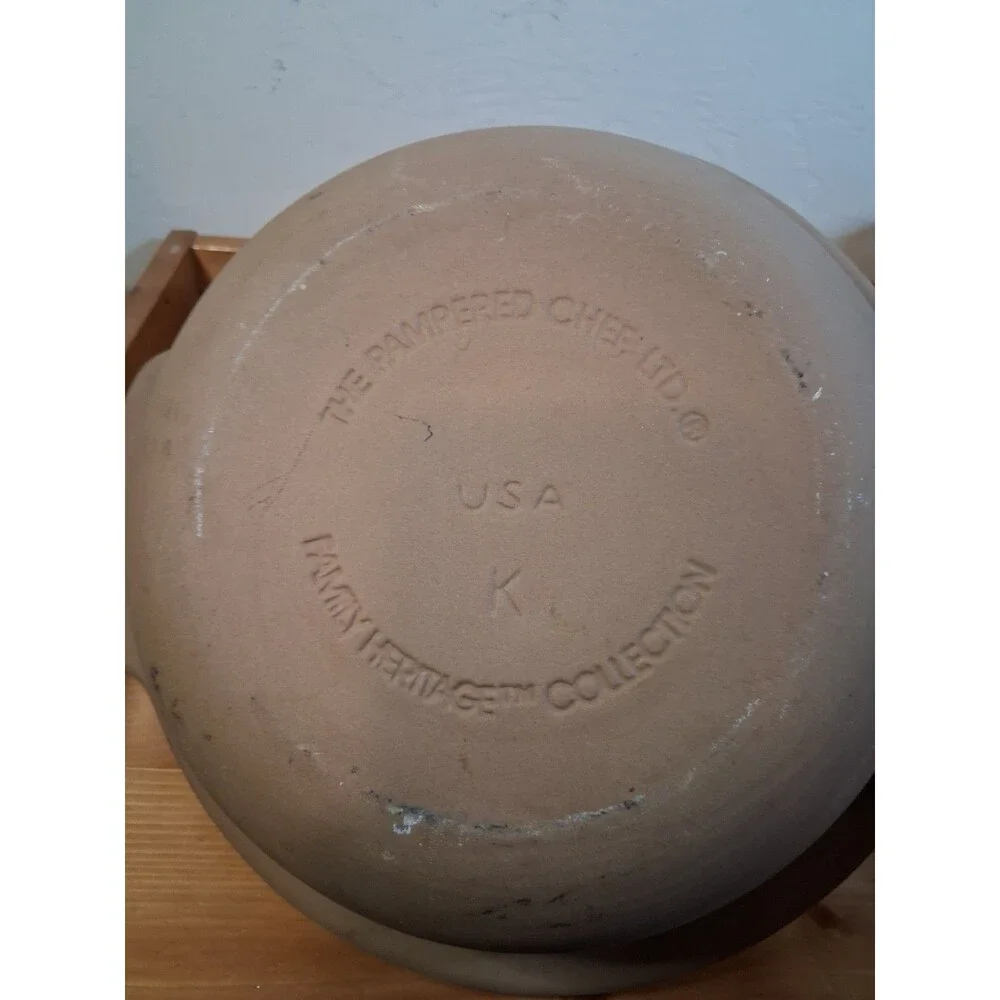 THE PAMPERED CHEF LARGE STONEWARE BAKING BOWL MADE IN USA